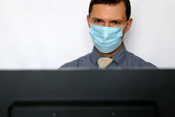 Man Ansiktsmask Och Kontorskläder Sitter Skärmen Säkerhet Arbetsplatsen Coronaviruspandemi — Stockfoto