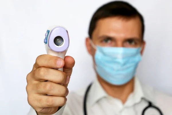 Симптоми Коронавірусу Людина Медичній Масці Вимірює Температуру Тіла Доктор Цифровим — стокове фото