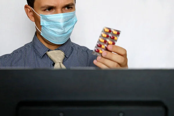 Man Ansiktsmask Och Kontorskläder Tittar Piller Som Sitter Skärmen Intag — Stockfoto