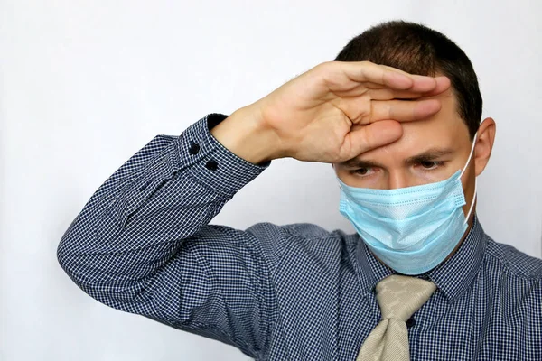 Sjuk Man Ansiktsmask Och Kontorskläder Som Håller Pannan Säkerhet Arbetsplatsen — Stockfoto