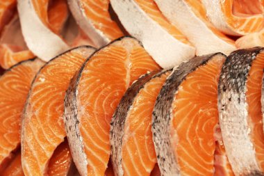 Buzda taze pembe somon bifteği. Marketteki kırmızı balık, omega yağlı sağlıklı gıda kavramı, balıkçılık endüstrisi.