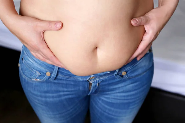 ダイエットや太りすぎ 裸の脂肪腹を持つジーンズの女性 体重減少の概念 服にしようと 痩身と肥満の概念 — ストック写真