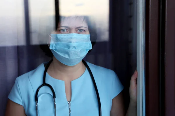 Kvinnlig Läkare Medicinsk Mask Tittar Genom Fönstret Hårt Arbete Medicinsk — Stockfoto