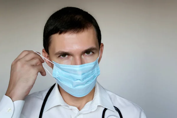 Docteur Enlevant Masque Jetable Concept Protection Contre Coronavirus Médecin Fatigué — Photo