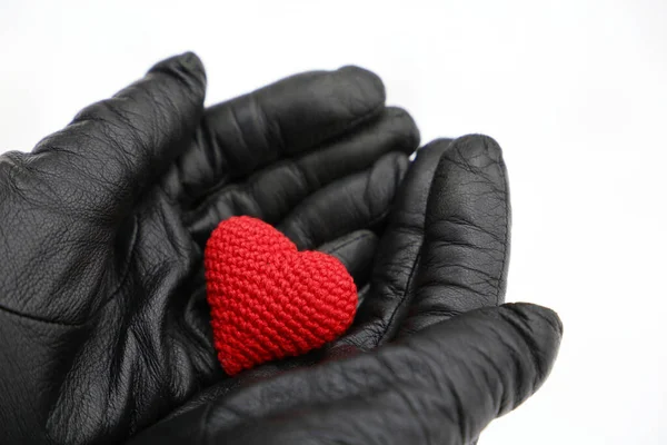 Rode Gebreide Hart Vrouwelijke Handen Zwart Lederen Handschoenen Sneeuw Achtergrond — Stockfoto