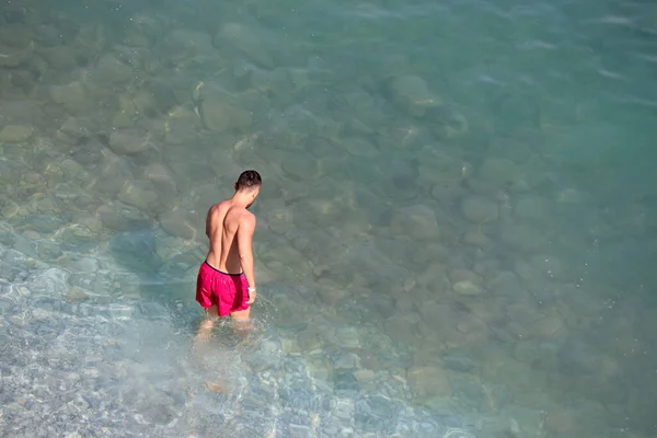 Άντρας Κόκκινο Σορτσάκι Κολυμπήσει Στη Θάλασσα Αεροφωτογραφία Στην Παραλία Βότσαλα — Φωτογραφία Αρχείου