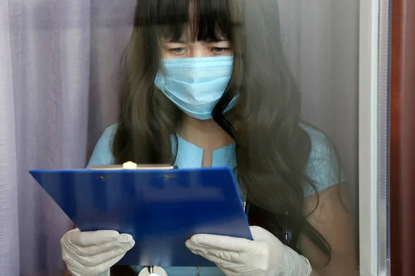 Kvinna Läkare Medicinsk Mask Med Ett Receptbelagt Papper Visa Genom — Stockfoto