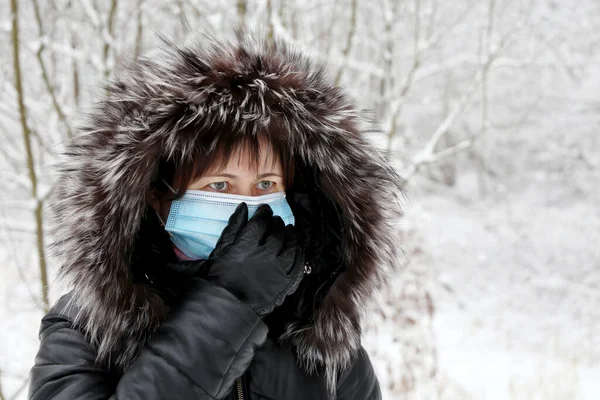 Coronavirus Skydd Kvinna Medicinsk Mask Och Päls Huva Stående Vinterparken — Stockfoto
