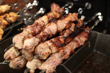 Izgarada kebap, kömürde et.