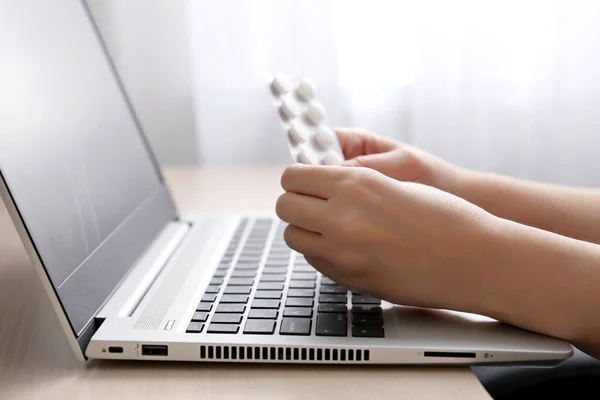 Las Manos Femeninas Con Pastillas Teclado Del Ordenador Portátil Mujer —  Fotos de Stock