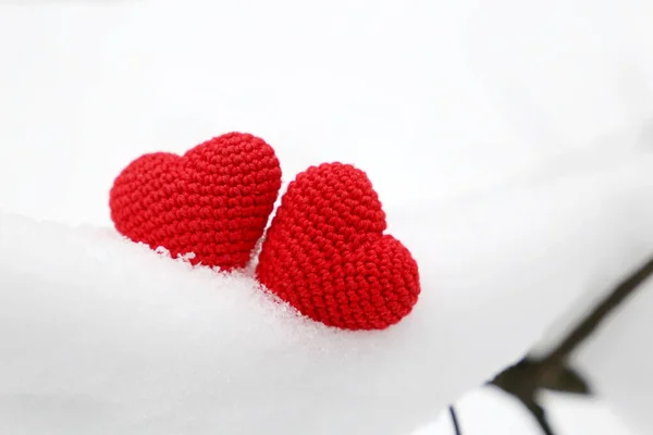Сердца Валентина Зимнем Лесу Холодная Погода Два Красных Вязаных Сердца — стоковое фото