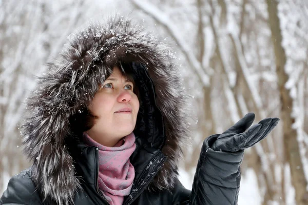 Lycklig Kvinna Päls Huva Njuter Det Snöiga Vädret Fångar Snöflingor — Stockfoto