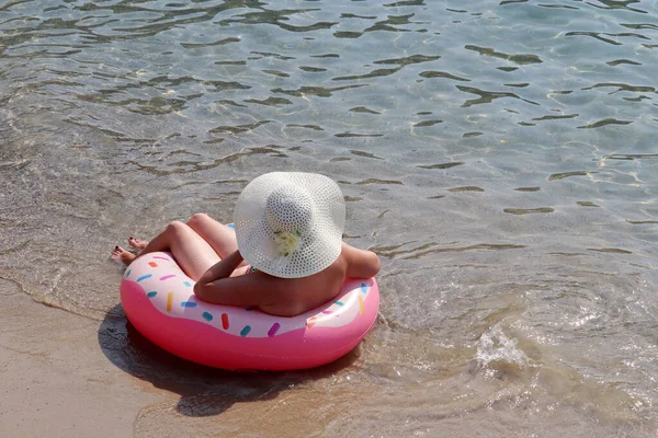 Vrouw Met Hoed Opblaasbare Donut Ring Een Zand Zee Golven — Stockfoto