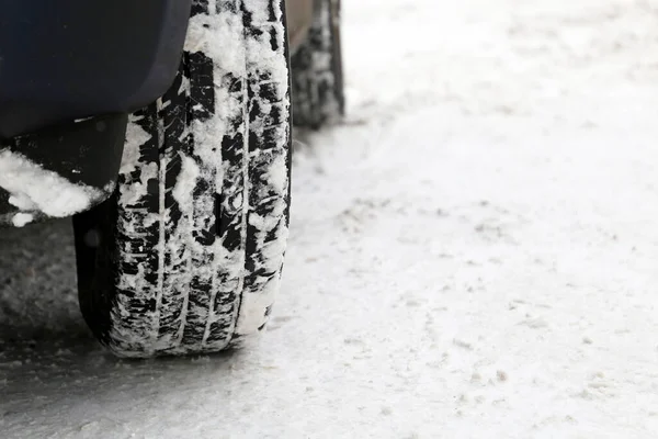 Ruedas Coche Cubiertas Nieve Una Carretera Neumáticos Invierno Conducción Clima —  Fotos de Stock