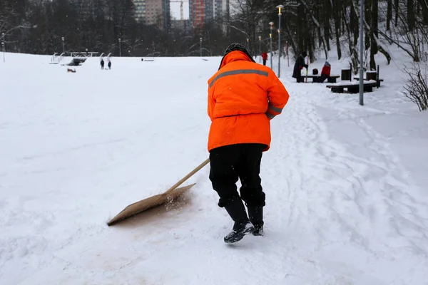 Havazás Télen Utcaseprés Közösségi Szolgáltatások Dolgozó Egyenruhában Egy Lapáttal Tisztítja — Stock Fotó