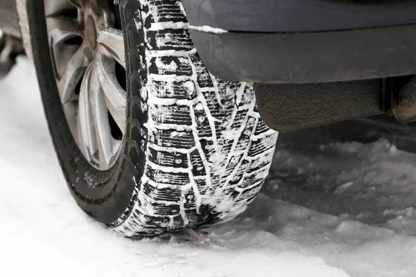 Rueda Coche Cubierta Nieve Una Carretera Neumáticos Invierno Conducción Clima —  Fotos de Stock