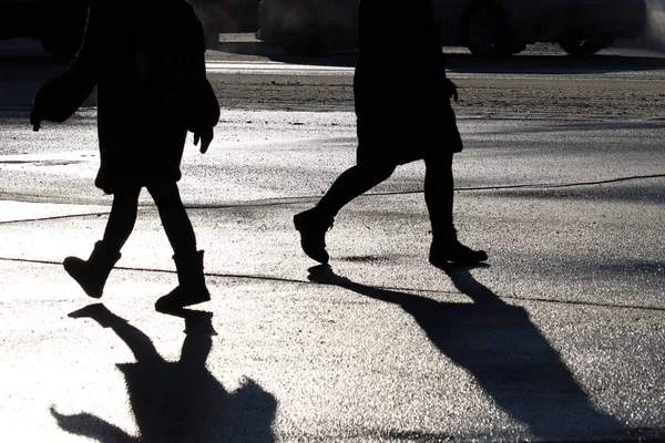 Schwarze Silhouetten Und Schatten Von Menschen Die Auf Einer Straße — Stockfoto