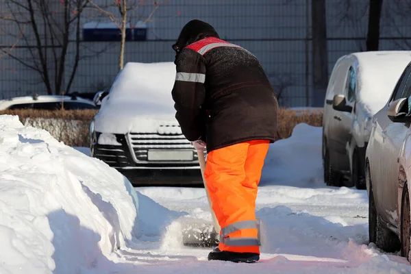 Eliminación Nieve Ciudad Invierno Limpieza Calles Trabajador Uniforme Con Una —  Fotos de Stock