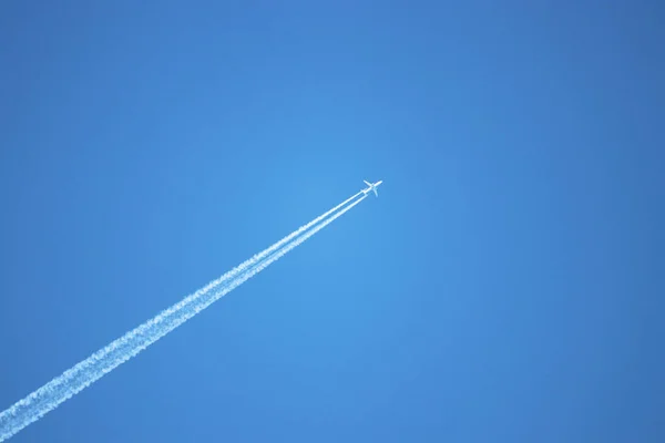 Flygplan Med Vit Kontrast Spår Det Höga Flygplanet Den Blå — Stockfoto