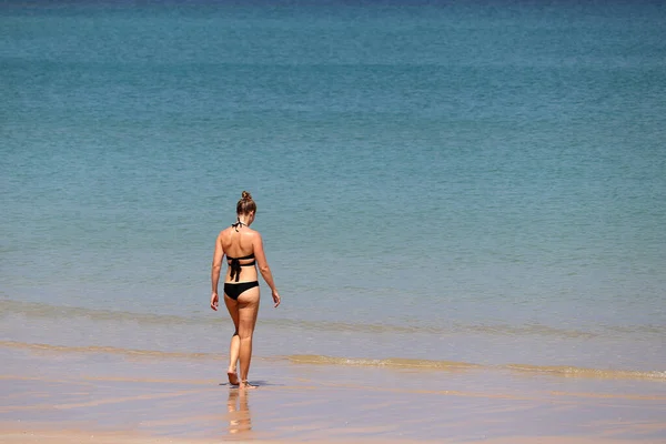 Férias Praia Mulher Magra Biquíni Nadar Para Mar Azul — Fotografia de Stock