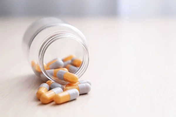 Pilules Sur Une Table Bois Léger Médicaments Dans Des Capsules — Photo