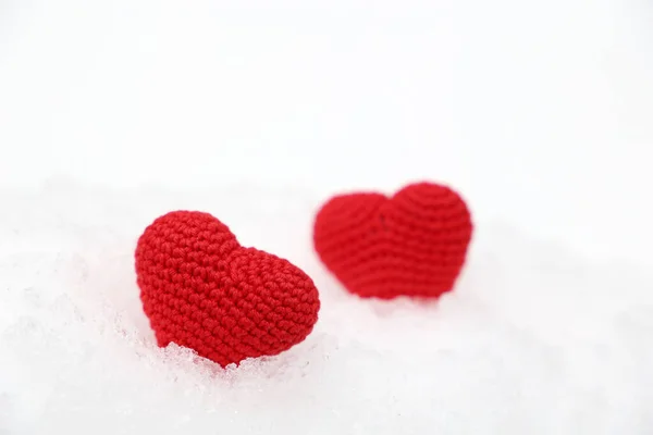 Сердца Валентина Снегу Два Красных Вязаных Сердца Зимой Символ Романтической — стоковое фото