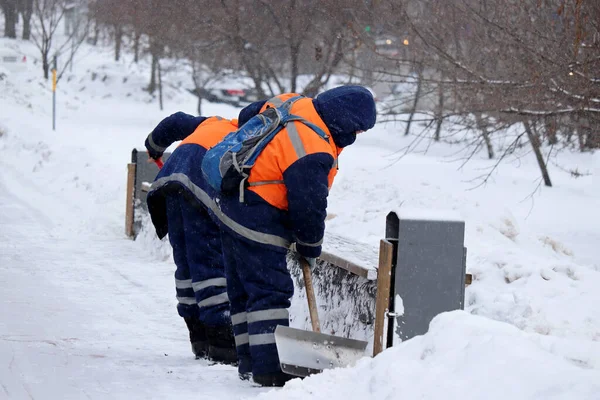 Eliminación Nieve Ciudad Invierno Limpieza Calles Durante Ventisca Dos Trabajadores —  Fotos de Stock