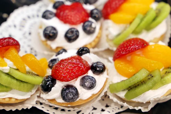 Torte Cremose Con Frutta Fresca Bacche Dolce Dessert Alla Panna — Foto Stock