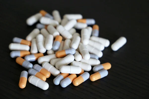 Pilules Sur Une Table Bois Sombre Variété Médicaments Capsules Contexte — Photo