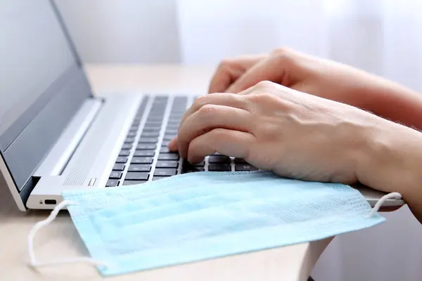 Las Manos Femeninas Teclado Portátil Eliminación Máscara Médica Escritorio Tipos —  Fotos de Stock