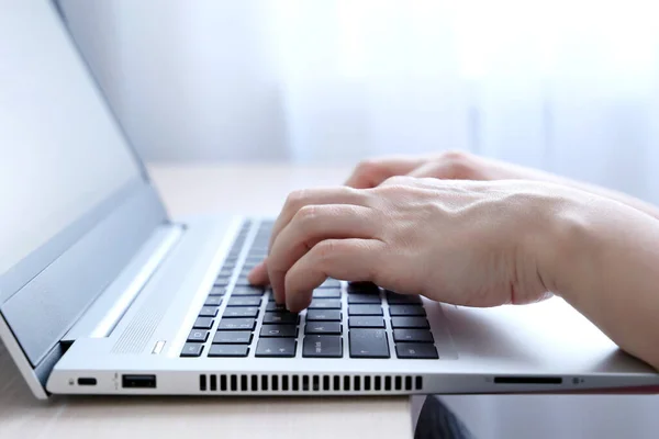 Las Manos Femeninas Sobre Teclado Portátil Sobre Escritorio Luz Del —  Fotos de Stock