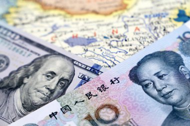 Çin haritasında Amerikan doları ve Çin yuanı. ABD ile Çin arasındaki ticaret savaşı, ekonomik yaptırımlar