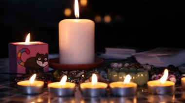 Falcılık seansı, yuvarlak masada mumlar yanıyor. Kaderi ve astrolojiyi görmek