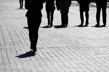 Şehrin sokaklarında yürüyen insanların siluetleri ve gölgeleri. Toplum ya da nüfus kavramı