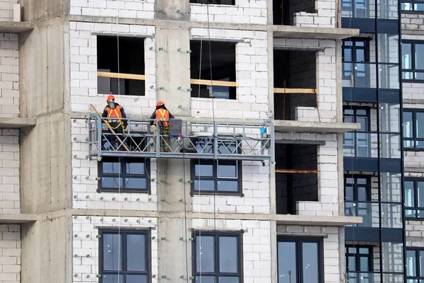 Workers Standing Lifting Platform Wall Unfinished House Construction Works Residential — Stock Photo, Image