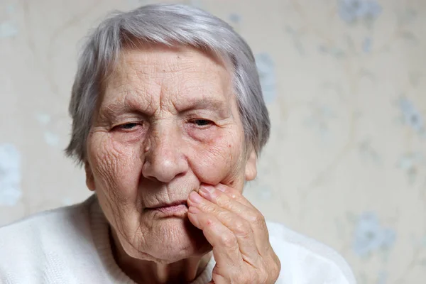 Пожилая Женщина Держащая Щеку Женщина Седыми Волосами Страдающая Зубной Боли — стоковое фото