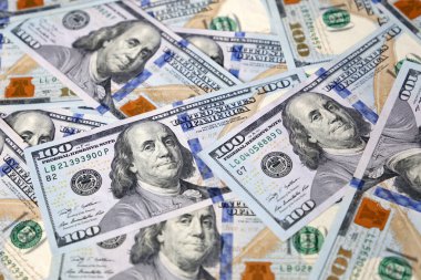 Yüz dolarlık banknotlar, arka plan için bir deste kağıt para. Amerikan ve küresel ekonomi kavramı, döviz kuru