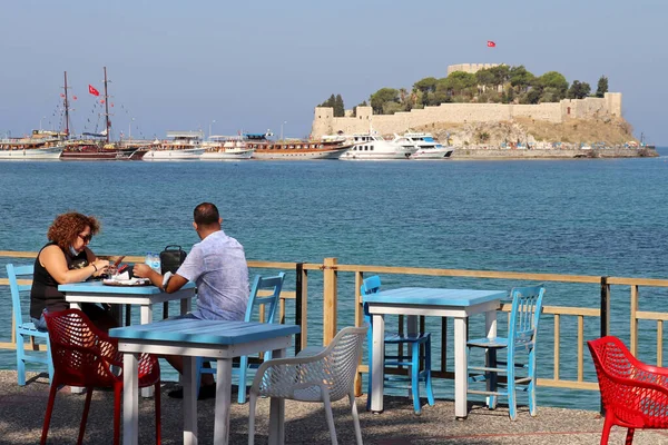 Kusadasi Türkei September 2020 Touristen Sitzen Einem Café Mit Blick — Stockfoto