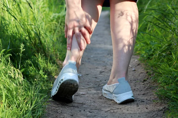Esguince Tobillo Mujer Agarró Pierna Mientras Caminaba Una Naturaleza Primaveral — Foto de Stock