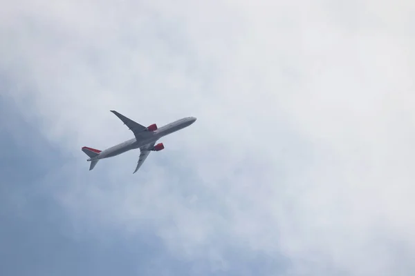 Αεροπλάνο Που Πετά Στον Γαλάζιο Ουρανό Άσπρα Σύννεφα Επιβατικό Αεροπλάνο — Φωτογραφία Αρχείου