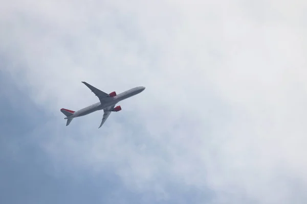 Avión Volando Cielo Azul Con Nubes Blancas Avión Pasajeros Vuelo — Foto de Stock