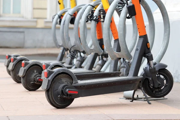 Elektrische Scooters Een Rij Parkeerplaats Stadsfietsverhuursysteem Openbare Scooters Straat — Stockfoto