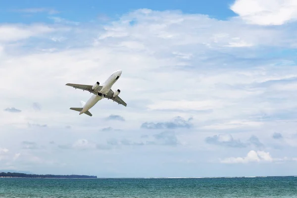 비행기는 구름을 배경으로 상업용 비행기가 륙하여 개념을 — 스톡 사진