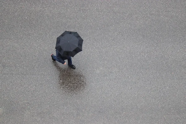 Rain City Lonely Man Black Umbrella Crossing Wet Road Top — Stock Photo, Image