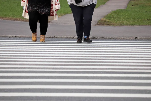 太ったカップルは横断歩道で街を横断します 道路上の太りすぎの人々ゼブラ — ストック写真