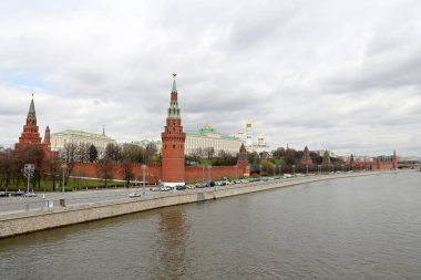 Moskova Kremlin Sarayı, Grand Kremlin Sarayı ve Moskova nehri bulutlu arka planda. Manzaralı şehir panoraması, Rus turist simgesi