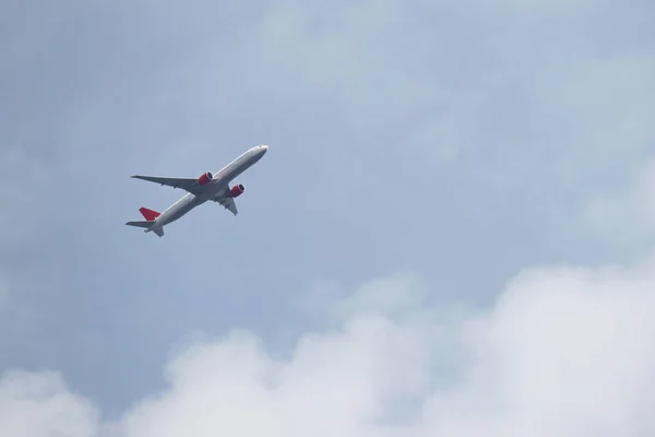 Avión Volando Cielo Azul Con Nubes Blancas Avión Pasajeros Vuelo — Foto de Stock