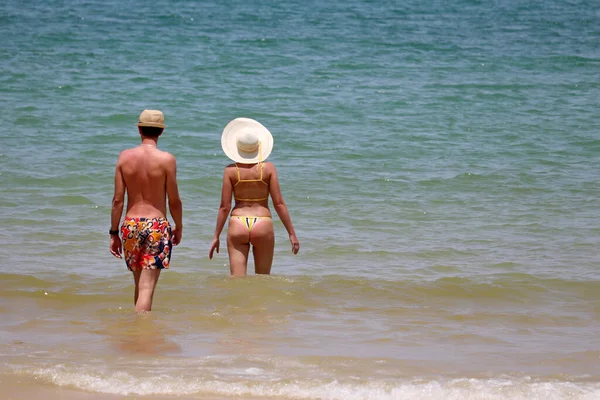 Paar Sonnenhüten Beim Schwimmen Meer Rückansicht Frau Bikini Und Mann — Stockfoto