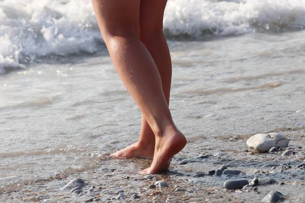 Mujer Descalza Caminando Sobre Guijarro Arena Olas Marinas Patas Femeninas —  Fotos de Stock