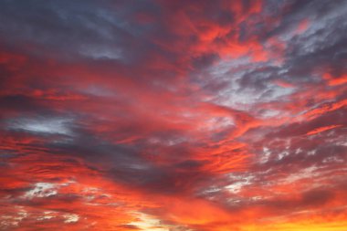 Kırmızı bulutlu, renkli, dramatik gökyüzünde gün batımı. Cehennem atmosferi ile arka plan için resim gibi manzara